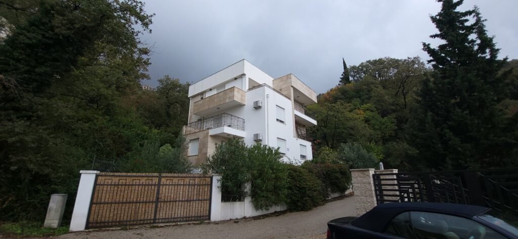 Vila na prodaju 30 metara do plaze u Perazica Do