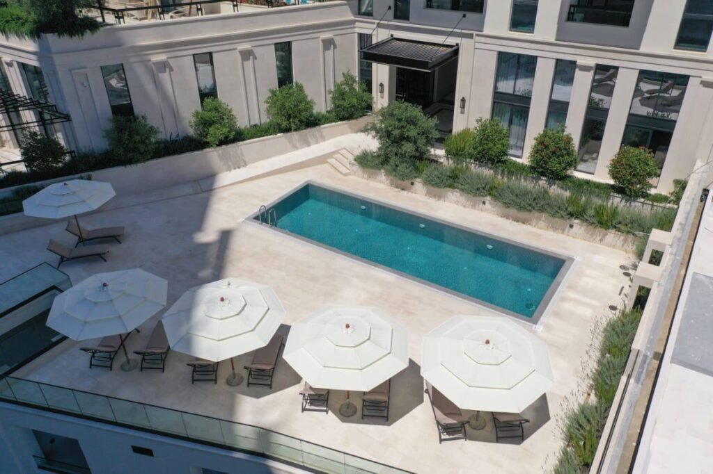 1-soban stan sa skupom završnom obradom od prirodnog kamena sa bazenom