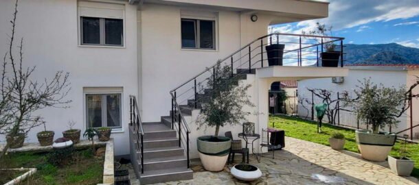 Prodajese kompletno namjestena kuća sa gotovim dizajnerskim rjesenjem u Sutomoru