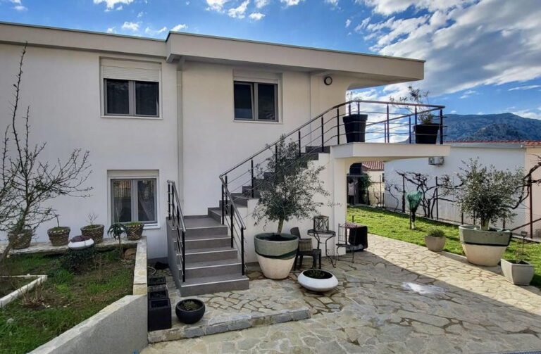 Fully furnished house with a ready-made designer solution for sale in Sutomore