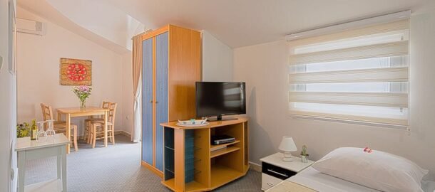 Izdaje se jednosoban stan u Budvi na godinu dana