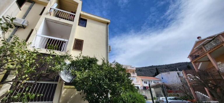 Two bedroom apartment with sea view in Petrovac