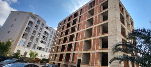 Dvosoban stan sa pogledom u novom kompleksu u izgradnji u Bečićima