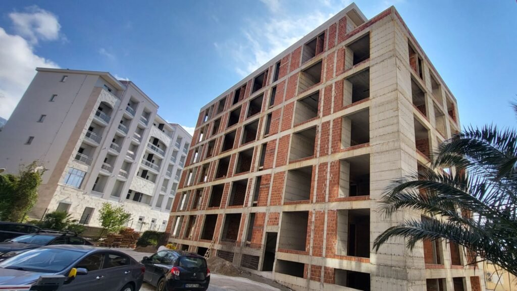 Prostrani dvosoban penthouse 150m2 sa panoramskim pogledom u Bečićima