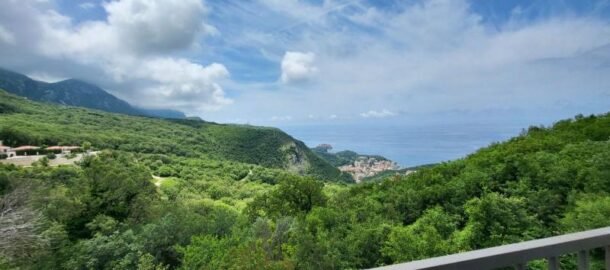 Трёхкомнатная квартира с видом на море в тихой части Будванской ривьеры
