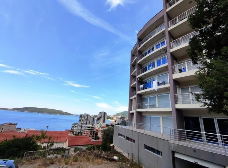 One bedroom apartment with sea views in Rafailovici