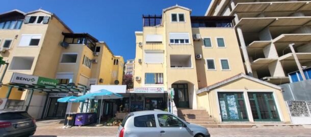 Two bedroom apartment with a private terrace and two entrances in Petrovac