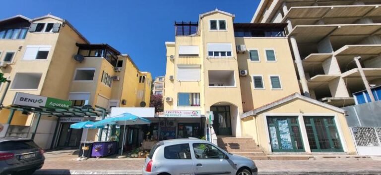 Two bedroom apartment with a private terrace and two entrances in Petrovac
