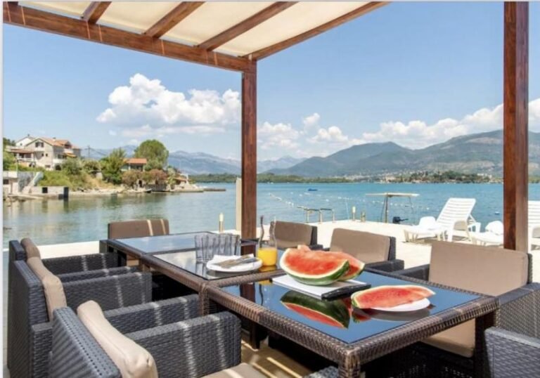 Villa on the Adriatic coast in Tivat (Djurashevichi)