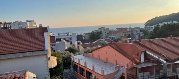 Двухкомнатная меблированная квартира 200 метров от моря в Петроваце