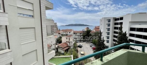 Трёхкомнатная квартира с видом на остров Гавайи в Рафаиловичи в аренду до 01.05.24