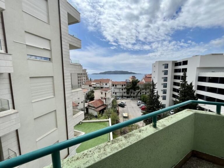 Трёхкомнатная квартира с видом на остров Гавайи в Рафаиловичи в аренду до 01.05.24