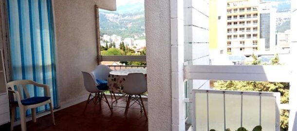 Opremljen stan u centru Budve na duži period