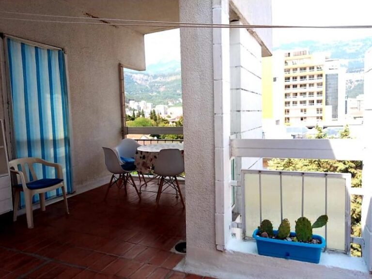 Opremljen stan u centru Budve na duži period