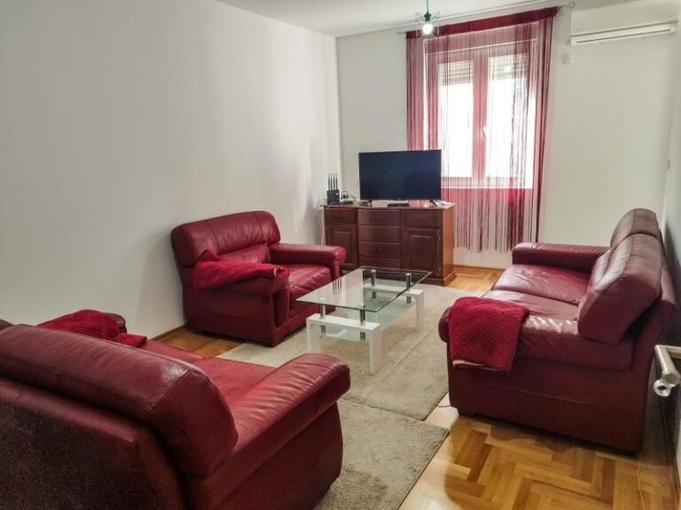 Трёхкомнатная квартира в Будве в аренду на длительный срок