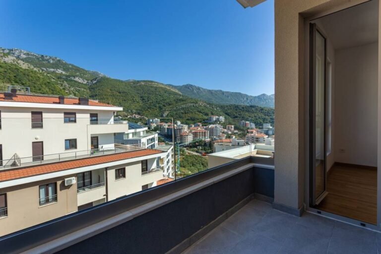 One bedroom modern apartments in a new building in Becici 500 meters from the sea