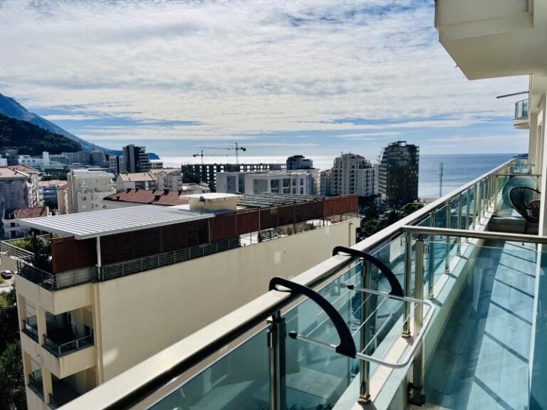 Тёплая 2-комнатная квартира с паркингом видом на море в Бечичи до 1.06