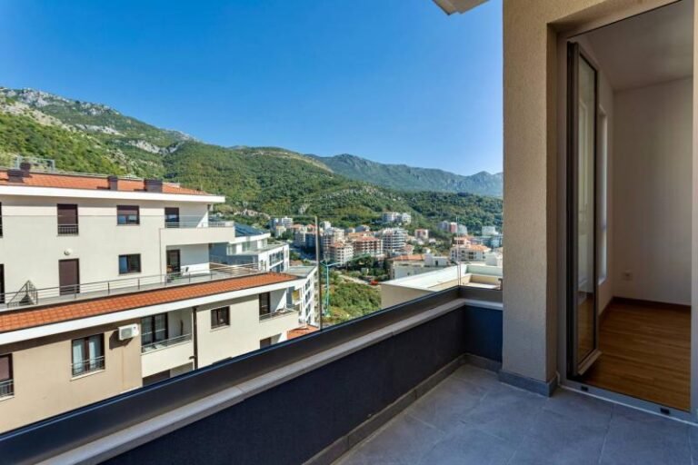 2 - комнатная квартира в новостройке с видом на горы в Бечичи!