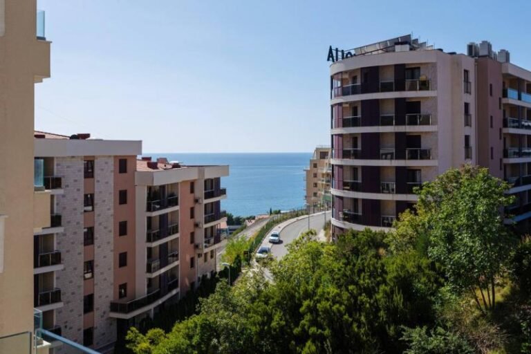 2 - комнатная квартира в новостройке с частичным видом на море в Бечичи!