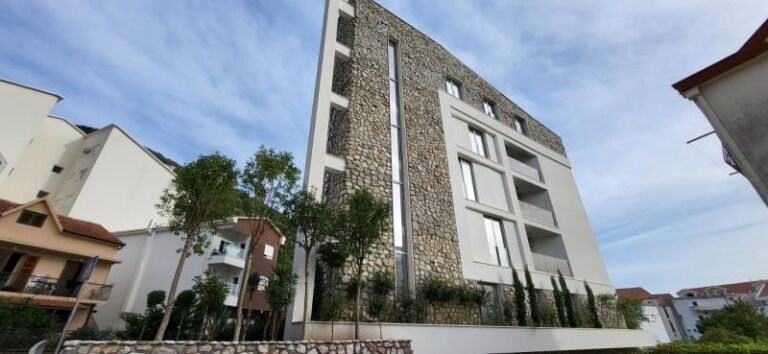 Izdaje se nov jednosoban stan na godinu dana u Budvi, naselje Babilonija