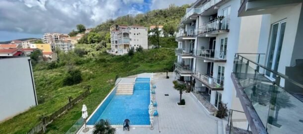 HOT PRICE! Novogradnja sa bazenom i pogledom na more