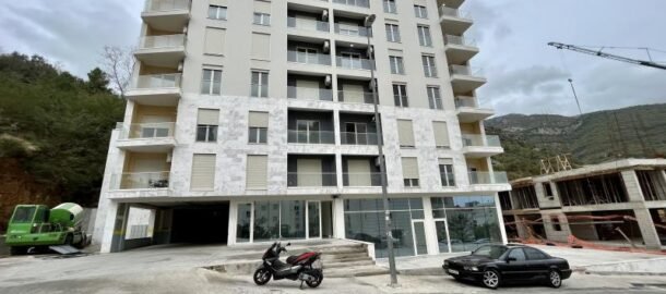 Jednosoban stan sa velikom terasom, namestajem i garaznom mestom u Becicima