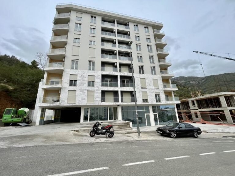 Двухкомнатная меблированная квартира с огромной терассой и гаражным местом в Бечичи