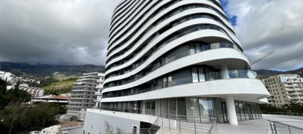 Dvosoban stan sa pogledom na more u kompleksu sa Infinity bazenom u Bečićima!