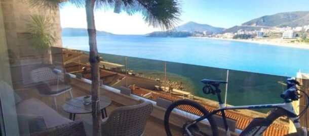 Просторная трёхкомнатная квартира в доме AURA Obala в Рафаиловичи с видом на море