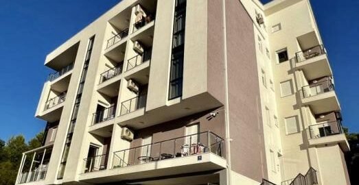 Новая роскошно обставленная 2-комнатную квартира в Тивате с видом на море!