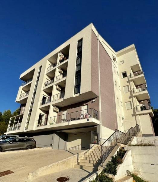 Новая роскошно обставленная 2-комнатную квартира в Тивате с видом на море!