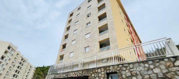 One-room apartment with parking in Becici!