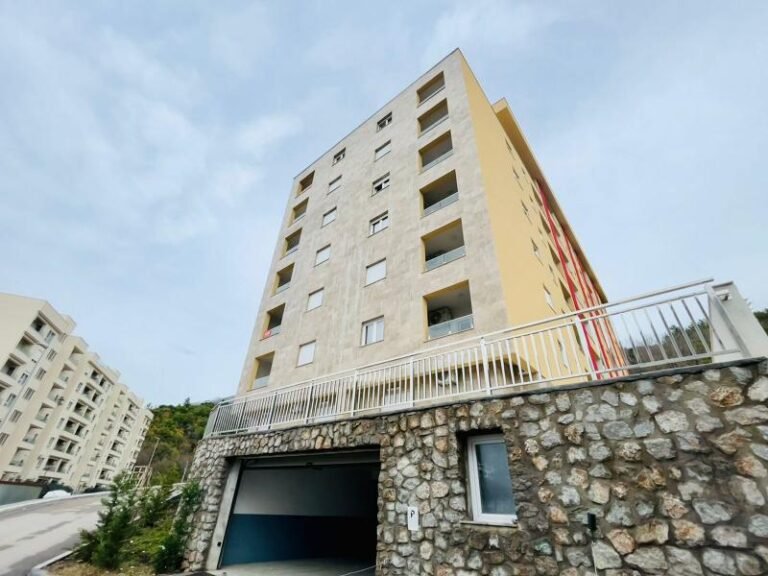 One-room apartment with parking in Becici!