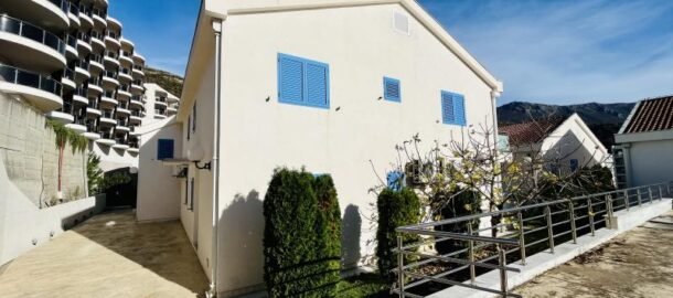 One-room apartment with a large terrace in Becici!