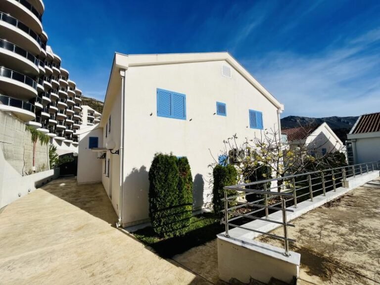 One-room apartment with a large terrace in Becici!