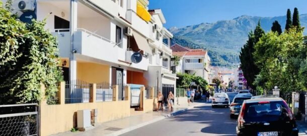 Stan sa malom spavaćom sobom u blizini Jolly Apartmani u Budvi!