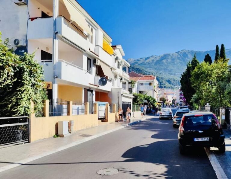 Stan sa malom spavaćom sobom u blizini Jolly Apartmani u Budvi!