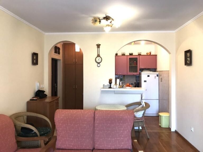 Spacious two bedroom apartment in Petrovac with Sea View