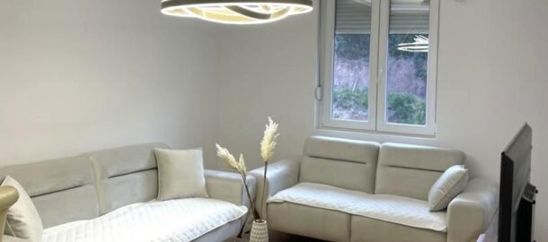 Продается трехкомнатная квартира в Будве, в районе Дубовица Люкс