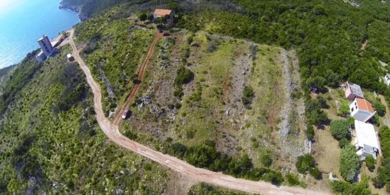 Продается урбанизированный участок в Загоре, муниципалитет Котор, площадью 3640 м².