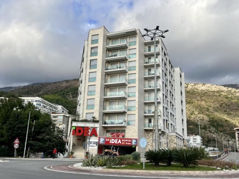 One-room apartment in the IDEA market building in Becici!