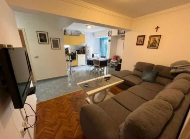 Prodaje se stan u centru Bara