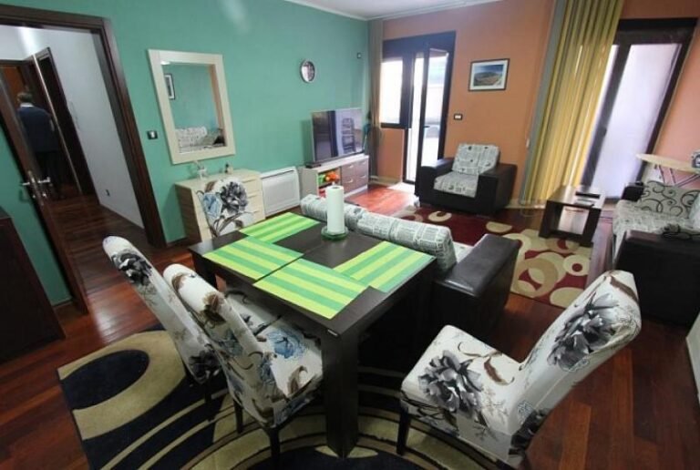 Продается квартира с двумя спальнями у моря в Доброте (первая линия)