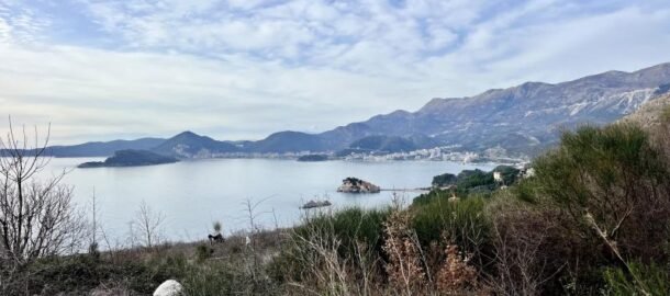 Plac sa pogledom na more i ostrvo Sveti Stefan u Blizikucama!