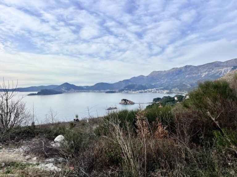 Земельный участок с видом на море и остров Свети Стефан в Близикуче!