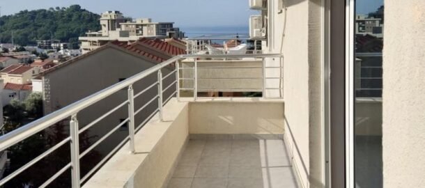 One-room building with a swimming pool in Petrovac!