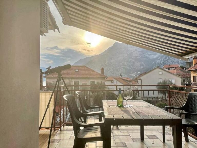 2-storey house in the bay of Risan with sea views!