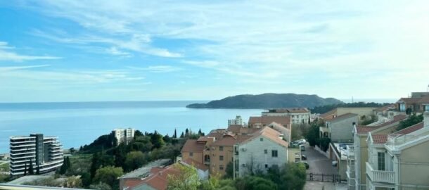 Dvosoban stan u Bečići sa pogledom na more!