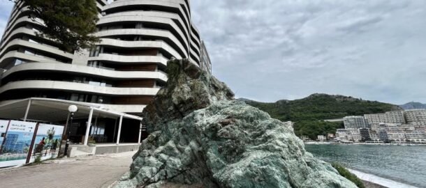 Apartment with a master bedroom on the first line of the sea in Rafailovici!