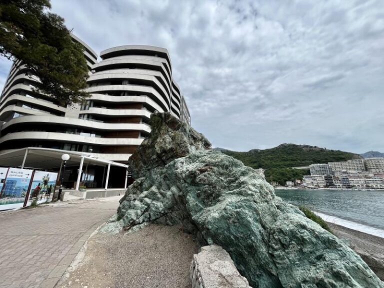 Apartment with a master bedroom on the first line of the sea in Rafailovici!